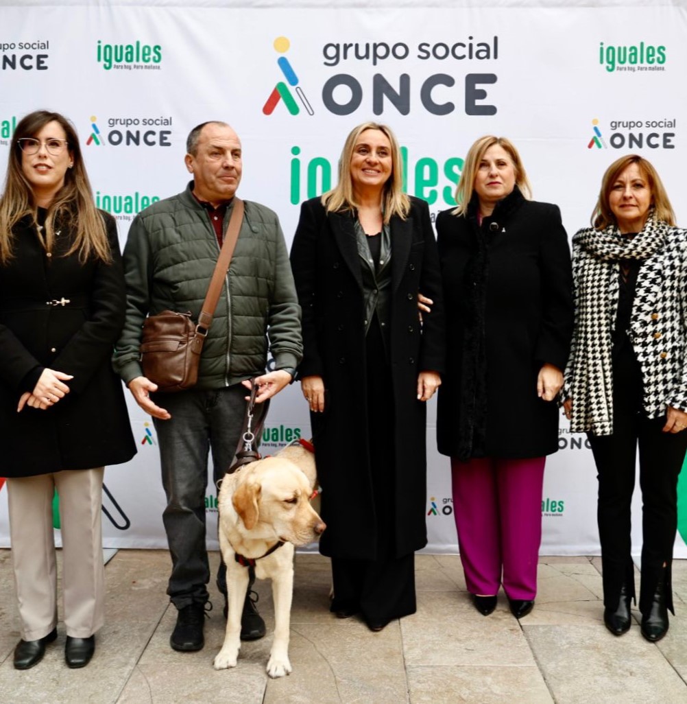 ©Ayto.Granada: La alcaldesa participa en una exhibición de perros guía celebrada en plaza del Carmen para dar a conocer la labor de la ONCE ©Ayto.Granada: La alcaldesa participa en una exhibición de perros guía celebrada en plaza del Carmen para dar a conocer la labor de la ONCE